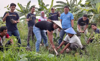 Sehari Sahabat Lestari Bagikan Dua Ribu Bibit Pohon Buah kepada Warga