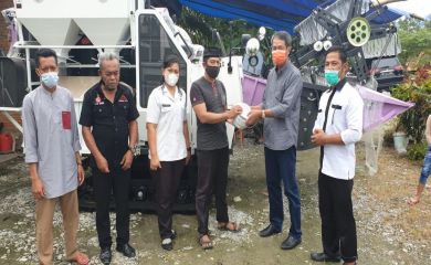 Luthfi Serahkan Bantuan Wakil Ketua MPR ke Petani di Luwu Timur